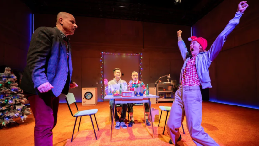 Vier Menschen am Schrottwichteln