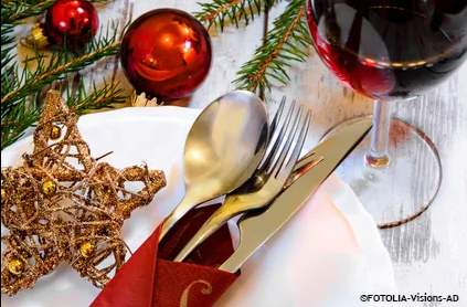 festlich gedeckter Tisch zur Weihnachtszeit