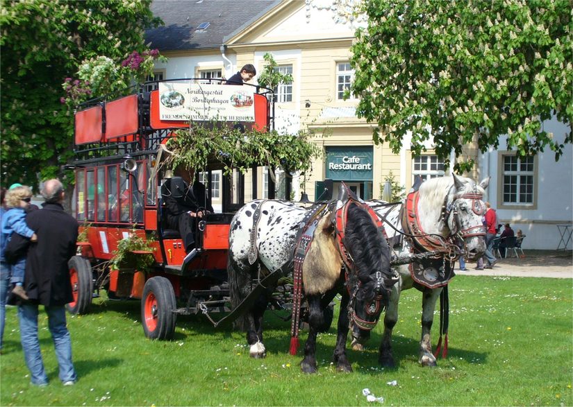 Der Berliner Pferdebus in Schloß Neuhaus