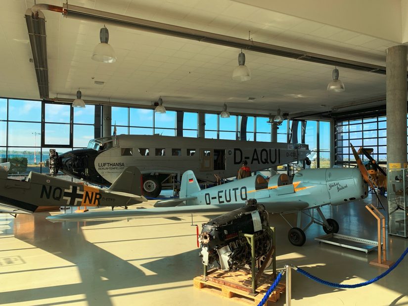 Flugzeuge im Quax-Hangar