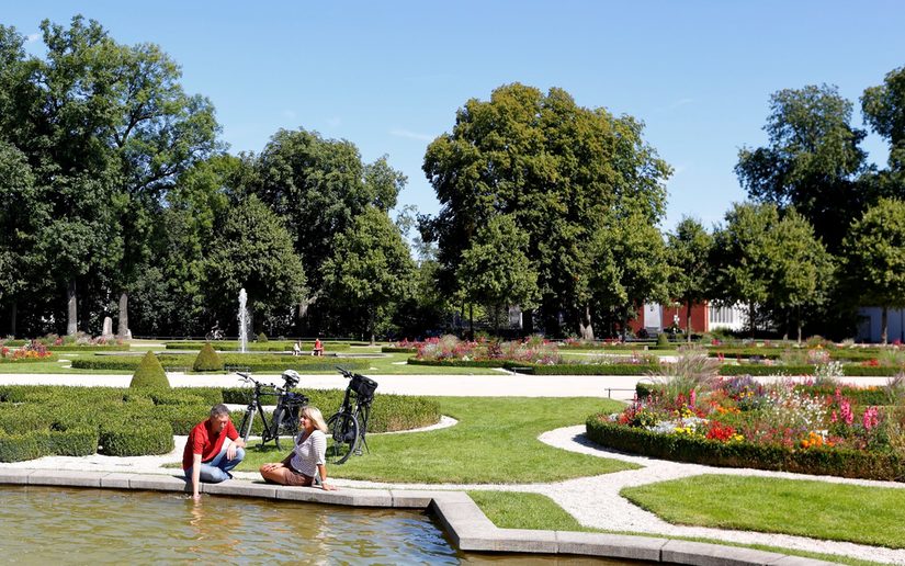 Radfahrer im Barockgarten Schloß Neuhaus