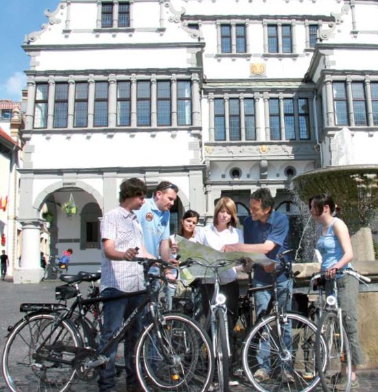 Radler vor dem Rathaus