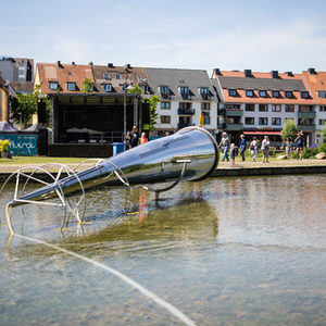 Zu sehen ist die Installation von Udo Leis im Paderquellbecken