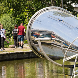 Zu sehen ist die Installation von Udo Leis im Paderquellbecken