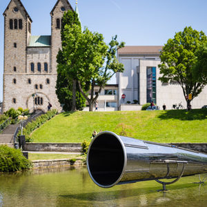 Zu sehen ist die Installation von Udo Leis im Paderquellbecken mit Abdinghofkirche