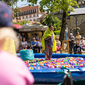 Performance von El Goma auf dem Kardinal-Degenhardt-Platz