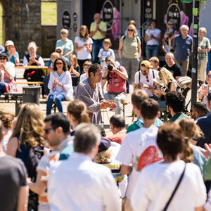 Performance von El Goma auf dem Kardinal-Degenhardt-Platz