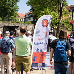 Performance von El Goma auf dem Kardinal-Degenhardt-Platz