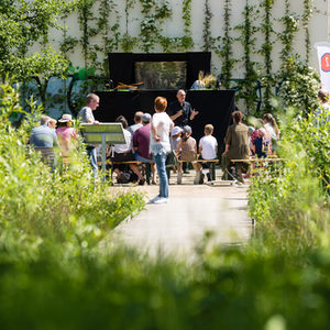 Puppenspiel auf dem Platz hinter der Reineke-Mühle