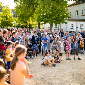 Auftritt der Artistokraten im Schlosspark