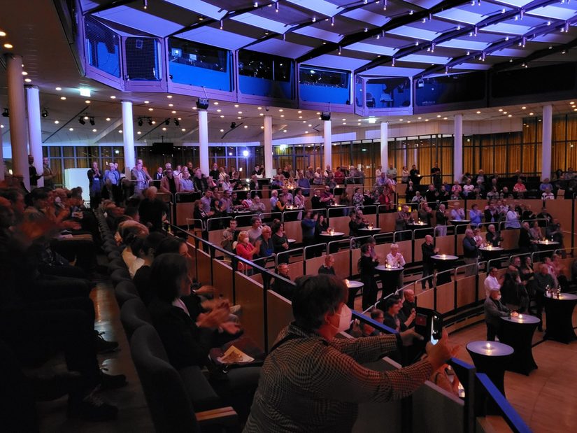 Das Pubikum steht im großen Saal der Paderhalle.