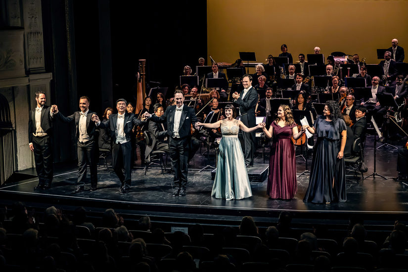 vorn: Stephen Chambers, Nikos Striezel, Ji-Woon Kim, Andreas Jören, Marianna Novati, Christin Stanowsky, Regina Riel, dahinter das Symphonische Orchester des Landestheaters Detmold