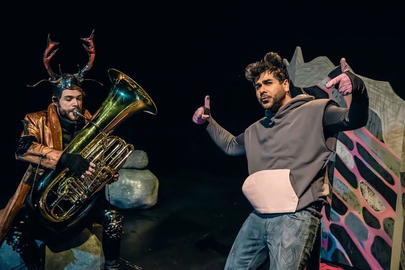 Tubaspieler und Maus