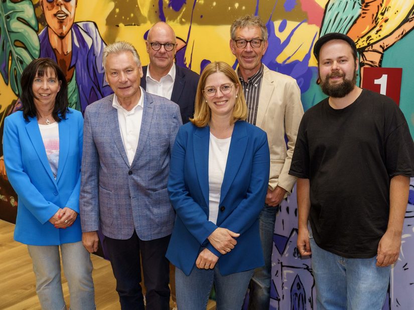 Vorstand und Geschäftsführung des Verkehrsvereins Paderborn (v. l.: Anja Veith, Dieter Honervogt, Uwe Seibel, Anja Beßmann, Karl Heinz Schäfer) mit dem Graffitiexperten Sven Niemann