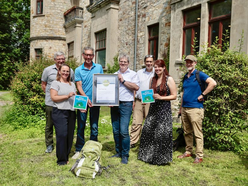 Herbert Wende (Wegewart), Carolin Hupe (Tourismusverantwortliche Borchen), Karl Heinz Schäfer (Ge-schäftsführer Tourist Information Paderborn), Uwe Gockel (Bürgermeister Borchen), Hartmut Oster, Barbara Helm, Gerd Bögeholz (Vorstandsmitglieder Schloss Hamborn Rudolf Steiner Werkgemeinschaft e. V.)