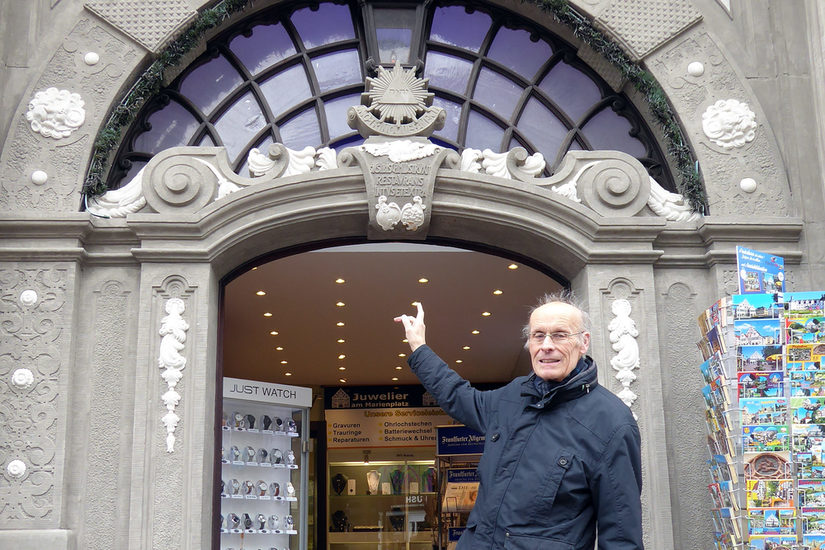 Klaus Zacharias vor dem Heisingschen Haus