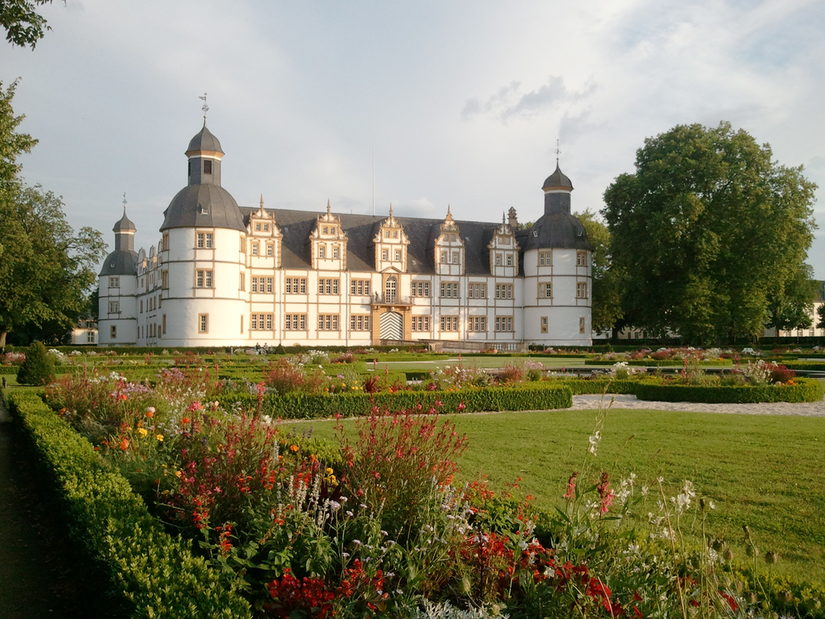 Schloß Neuhaus und Barockgarten