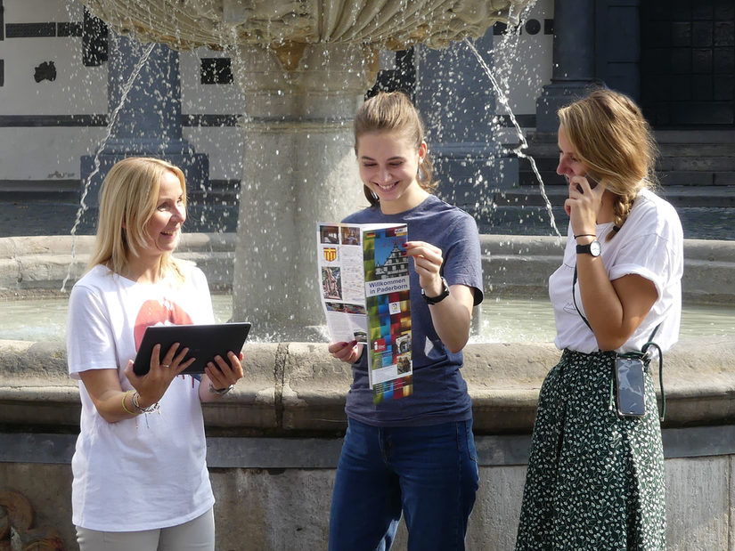 Gruppe vor Brunnen