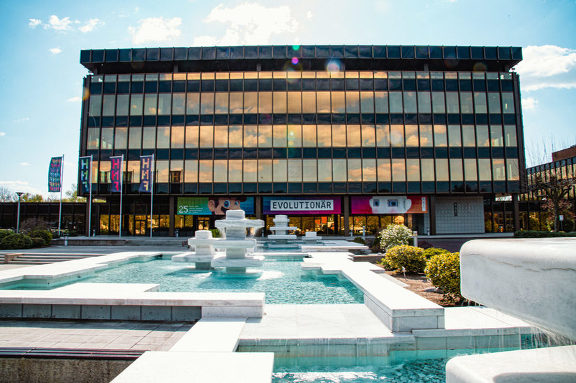 Brunnen vor dem HNF