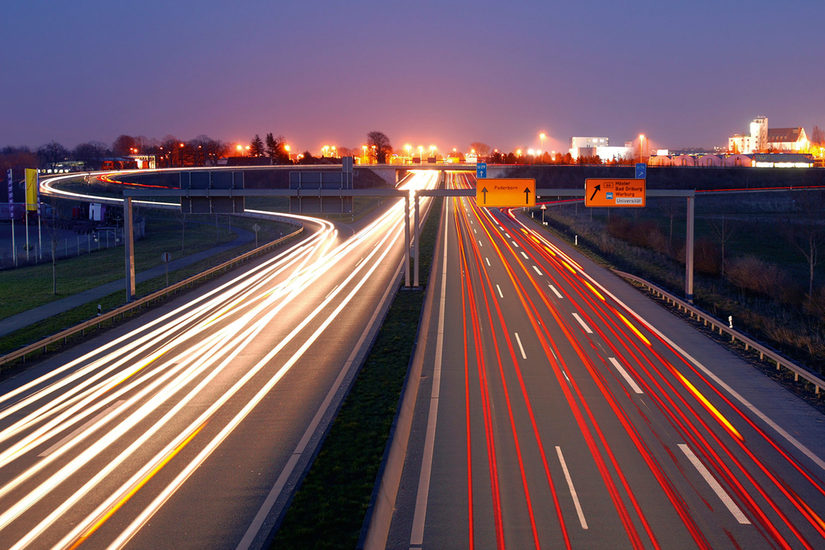 Bild von der Autobahn A33 bei Nacht