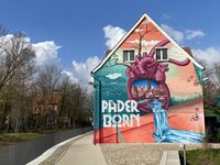 Herzgraffiti an Häuserfassade mit Paderborn Bezug