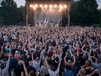 Viele Menschen auf einem Konzert, die ihre Hände heben