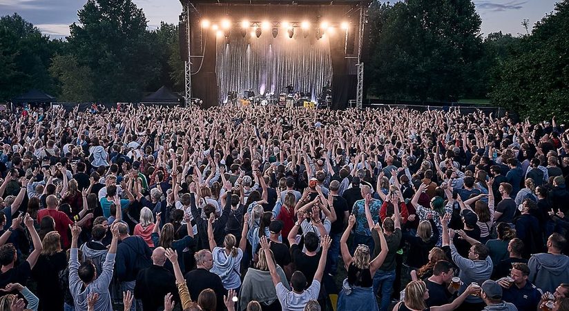 Viele Menschen auf einem Konzert, die ihre Hände heben