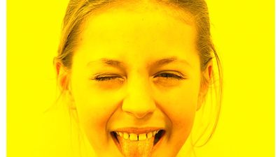 Mädchen streckt Zunge raus