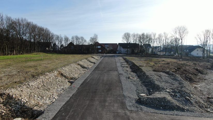 Ansicht der Baustraße sowie der nördlichen Grundstücke des Baugebietes