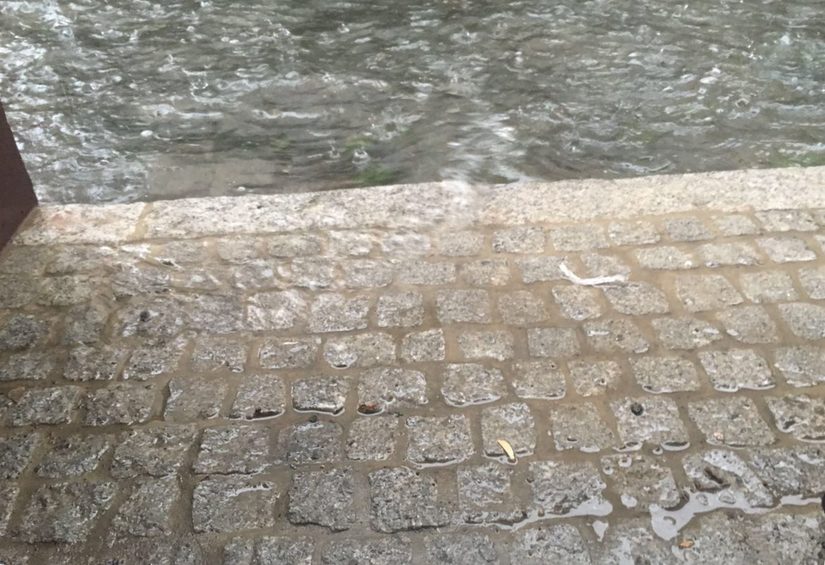 Der Wasserstand auf der Straße erreicht die Bordsteinhöhe