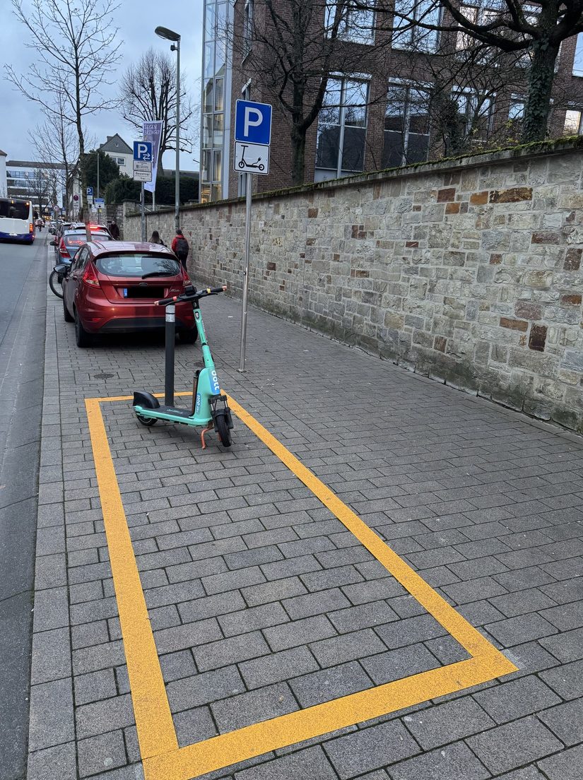 E-Scooter in einer Abstellzone