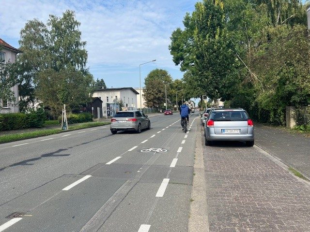 Schutzstreifen mit Sicherheitstrennstreifen Elsener Straße
