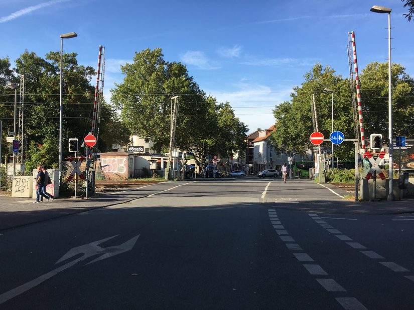 Blick auf den Bahnübergang Rosentor stadteinwärts (Höhe Leostraße)