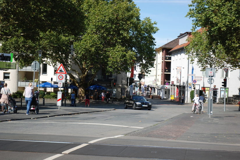 Blick auf den Bahnübergang Rosentor stadteinwärts (Höhe Bahnübergang)