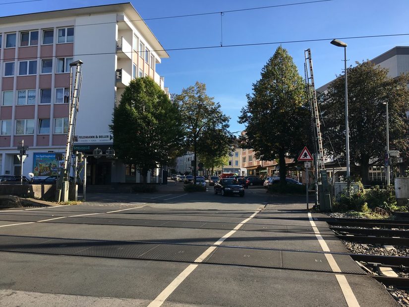 Blick auf den Bahnübergang Rosentor stadtauswärts (Höhe Bahnübergang)