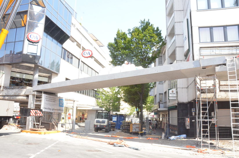 Aufgelegte Brücke über die Königstraße im Kreuzungsbereich mit der Marienstraße