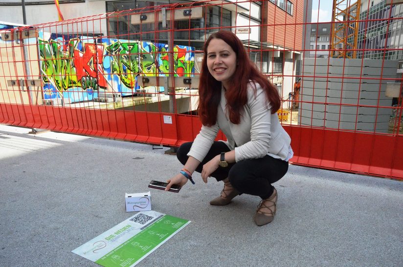 QR Code auf dem Pflaster der neuen Brücke über die Königstraße