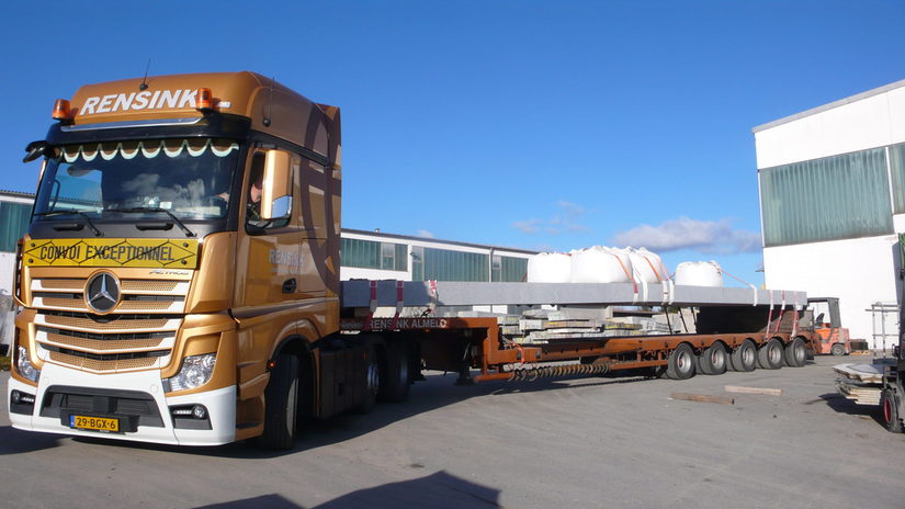 Ein Schwertransport bringt die Natursteinbrücke aus Bayern nach Paderborn