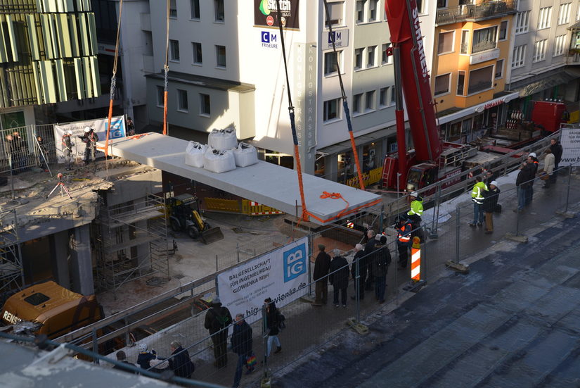 Ein 350 Tonnen Autokran hebt die Brücke in die endgültige Position