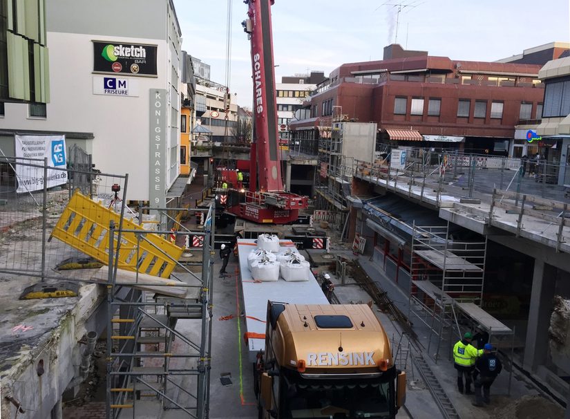 Schwertransporter mit der 40 Tonnen schweren Natursteinbrücke