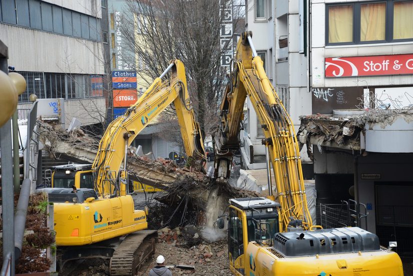 Abriss der ersten Brücke zwischen C&A und dem Königseck