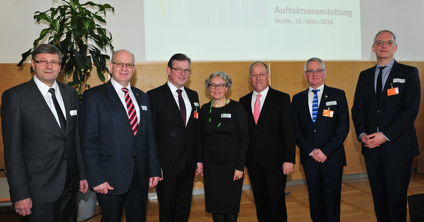 Gruppenbild der Vertreter der Mitgliedsstädte