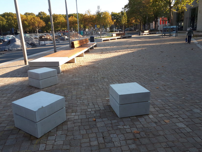 Die neuen Bänke uns Sitzhocker auf dem Paderhallenvorplatz